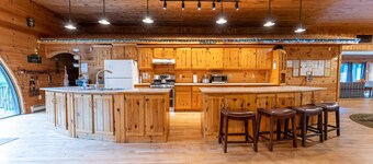 Rapid River Lodge: Leaf Peeping and Waterfront Relaxation – Book Your Fall Stay!