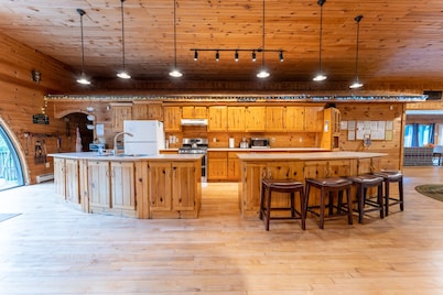 Rapid River Lodge: Leaf Peeping and Waterfront Relaxation – Book Your Fall Stay!
