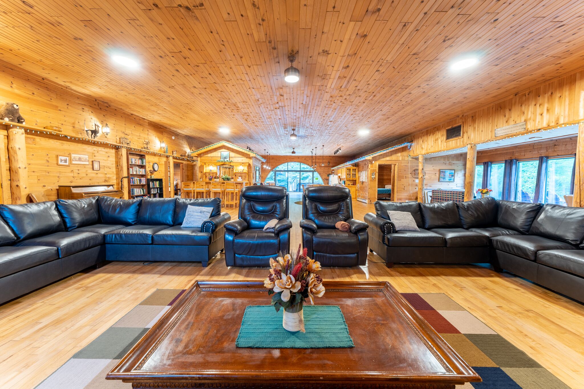 RAPID RIVER LODGE: Beautiful lodge, Great for large groups!