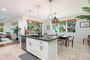 Fridge, microwave, oven, stovetop - 5★Tropical Oasis, Heated Pool, Waterfall, Gazebo, OceanView,❤️of Kona,NEW Remodel (Kailua-Kona)