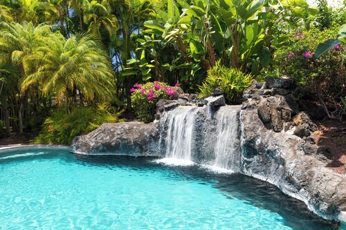5 ★ Nakukui Hale: Waterfall Pool, Spa, Gazebo & Ocean Views, Gated Kona Retreat