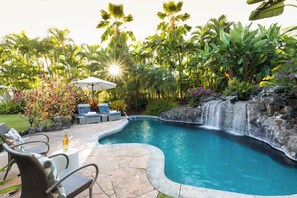 Una piscina al aire libre, una piscina climatizada