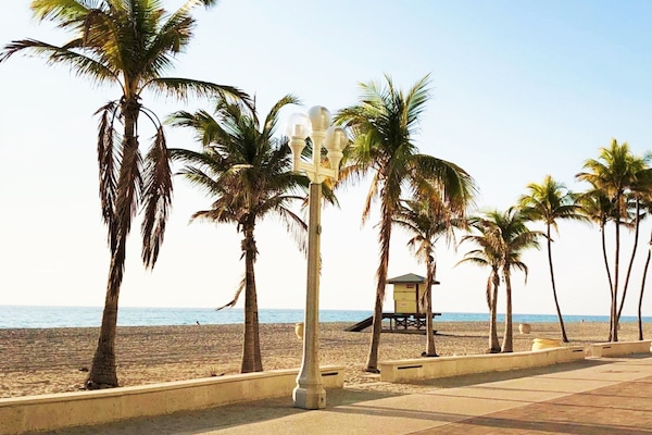 Plage, chaises longues, parasols, serviettes de plage