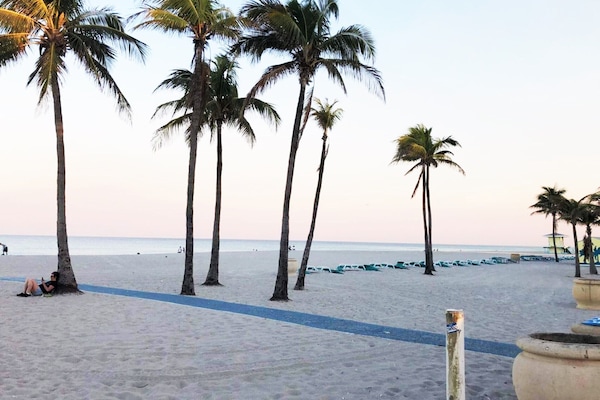 På stranden, liggestole, parasoller, badehåndklæder