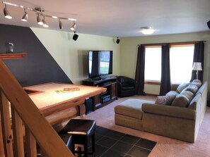 Smart TV, fireplace, books, stereo