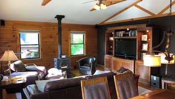 Smart TV, fireplace, books, stereo