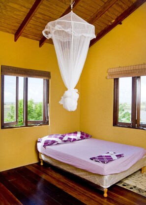 3 bedrooms, iron/ironing board, free WiFi, bed sheets - The treehouse cabin  (Saint Philip)