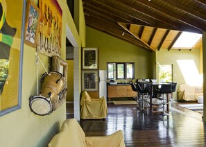 Dining - The treehouse cabin  (Saint Philip)
