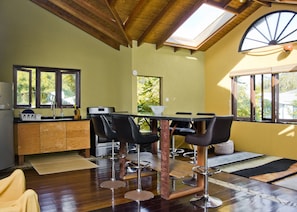 Dining - The treehouse cabin (Saint Philip)