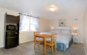 1 bedroom, WiFi, bed sheets - Whitehall Cottages Boutique Motel -King Beds (Whitehall)