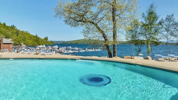 Una piscina al aire libre, una piscina climatizada