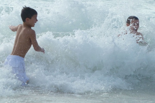 Api Beach, for which the oceanfront flat sits, is a 200 yd walk to water fun.