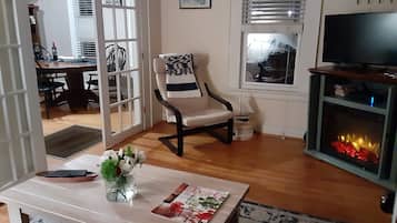 Smart TV, fireplace, books, stereo