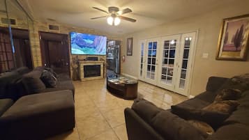 Smart-tv, een open haard, boeken en een stereo