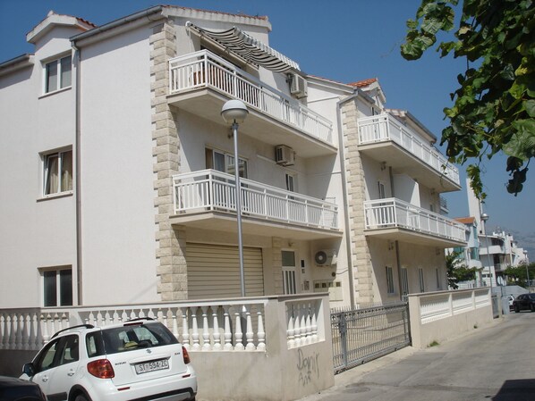 المنشأة من الخارج