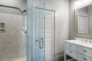 Badewanne, Haartrockner, Handtücher