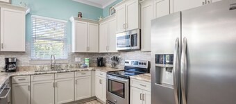 Blue Coconut: Private Pool, 6-Seater Golf Cart, Steps to Beach