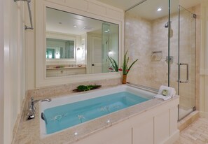 Ducha y bañera combinadas, secador de pelo, toallas y jabón