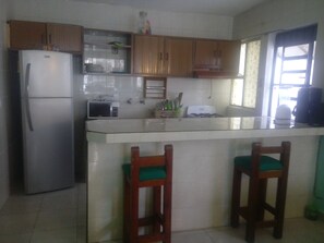Shower, rainfall showerhead, free toiletries, towels