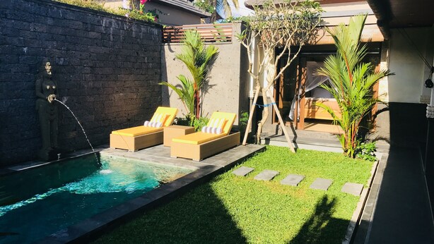 A swimming pool with lounge chairs, a statue, and a well-maintained garden with palm trees. - Welcome to Paradise. Quiet & Tranquil.  Pool & Garden  (Ubud)