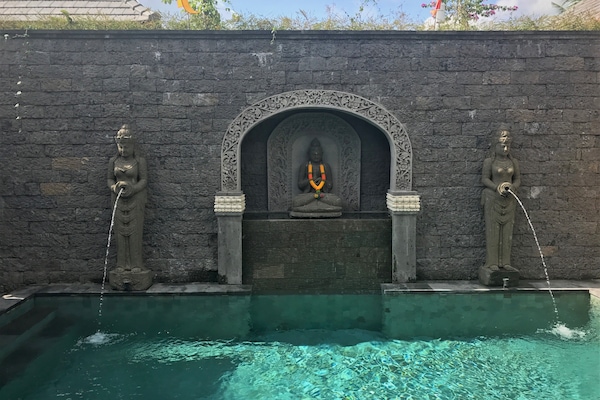 Fountain statues