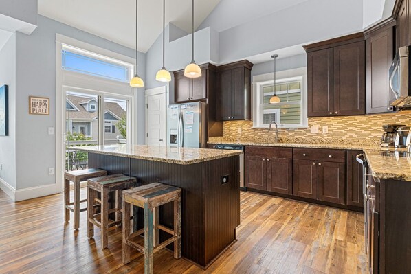 Réfrigérateur, four à micro-ondes, un four, surface de cuisson