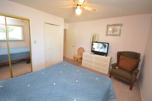 1 bedroom, WiFi, bed sheets - Cozy, inviting 1 bedroom condo with an outdoor pool and gorgeous canal-front view located uptown on the bayside just a few blocks from the beach! (Ocean City)
