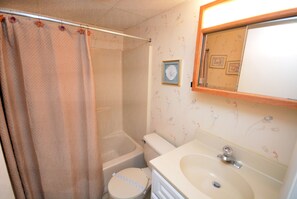 Towels - Cozy, inviting 1 bedroom condo with an outdoor pool and gorgeous canal-front view located uptown on the bayside just a few blocks from the beach! (Ocean City)