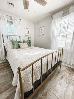 3 bedrooms, iron/ironing board, free WiFi, bed sheets - ★ "The accommodations are simply perfect.”★Oceanside★Walk to Dowdy + Tortuga's★ (Nags Head)