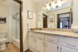 Hair dryer, towels, soap, toilet paper - Cozy condo, Fireplace, hot tub, Wi-Fi, close to everything !  (Mammoth Lakes)