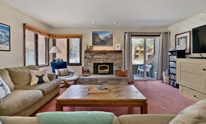 Cozy condo, Fireplace, hot tub, Wi-Fi, close to everything ! 