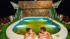 Outdoor pool - Dragon Legend Cruise (Hong Gai)