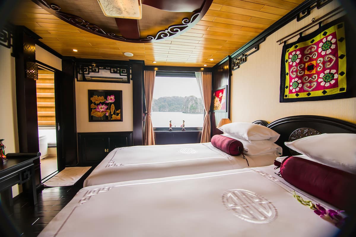 Deluxe Twin kamer | Een kluis op de kamer, een bureau, geluiddichte muren