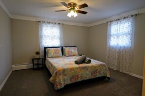 8 bedrooms, iron/ironing board, WiFi, bed sheets - NH Skier’s Paradise, Sleeps 20+, A/C, Pool Table & Sauna, Pets Welcome! (Bartlett)