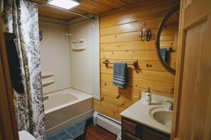 Combined shower/tub, hair dryer, towels - NH Skier’s Paradise, Sleeps 20+, A/C, Pool Table & Sauna, Pets Welcome! (Bartlett)