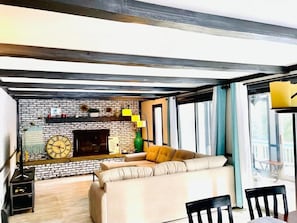 Smart TV, fireplace, Netflix, streaming services - NH Skier’s Paradise, Sleeps 20+, A/C, Pool Table & Sauna, Pets Welcome! (Bartlett)