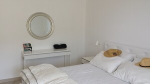 A bedroom with a bed, a bedside table, a mirror, and a hat on the bed. - Townhouse with stunning view, only 5 minutes walk to the beach (Vibo Valentia)