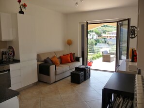 Smart TV, DVD player, books, video library - Townhouse with stunning view, only 5 minutes walk to the beach (Vibo Valentia)