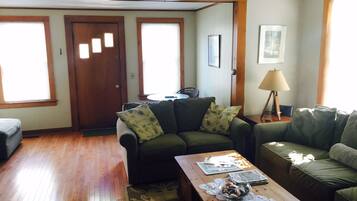 Een televisie, een dvd-speler, boeken en een stereo