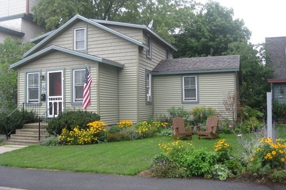 Locally owned downtown home: Bar Harbors Crows' Nest
