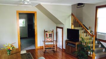 Een televisie, een dvd-speler, boeken en een stereo