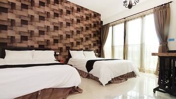 Quadruple Room | Desk, blackout drapes, free WiFi