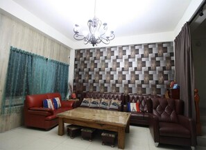 Lobby sitting area - Old Car Home (Luodong)