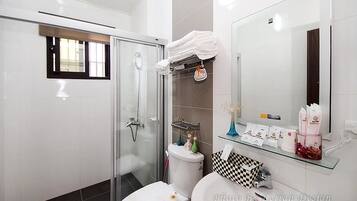 四人房 | 浴室 | 淋浴設備、免費盥洗用品、吹風機、拖鞋