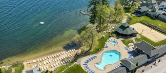 Vues sur le lac et la montagne. Piscine, plage, bain à remous, bar de plage et autres équipements du complexe
