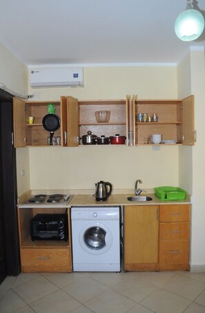 Refrigerador, microondas, cafetera y tetera y tetera eléctrica 