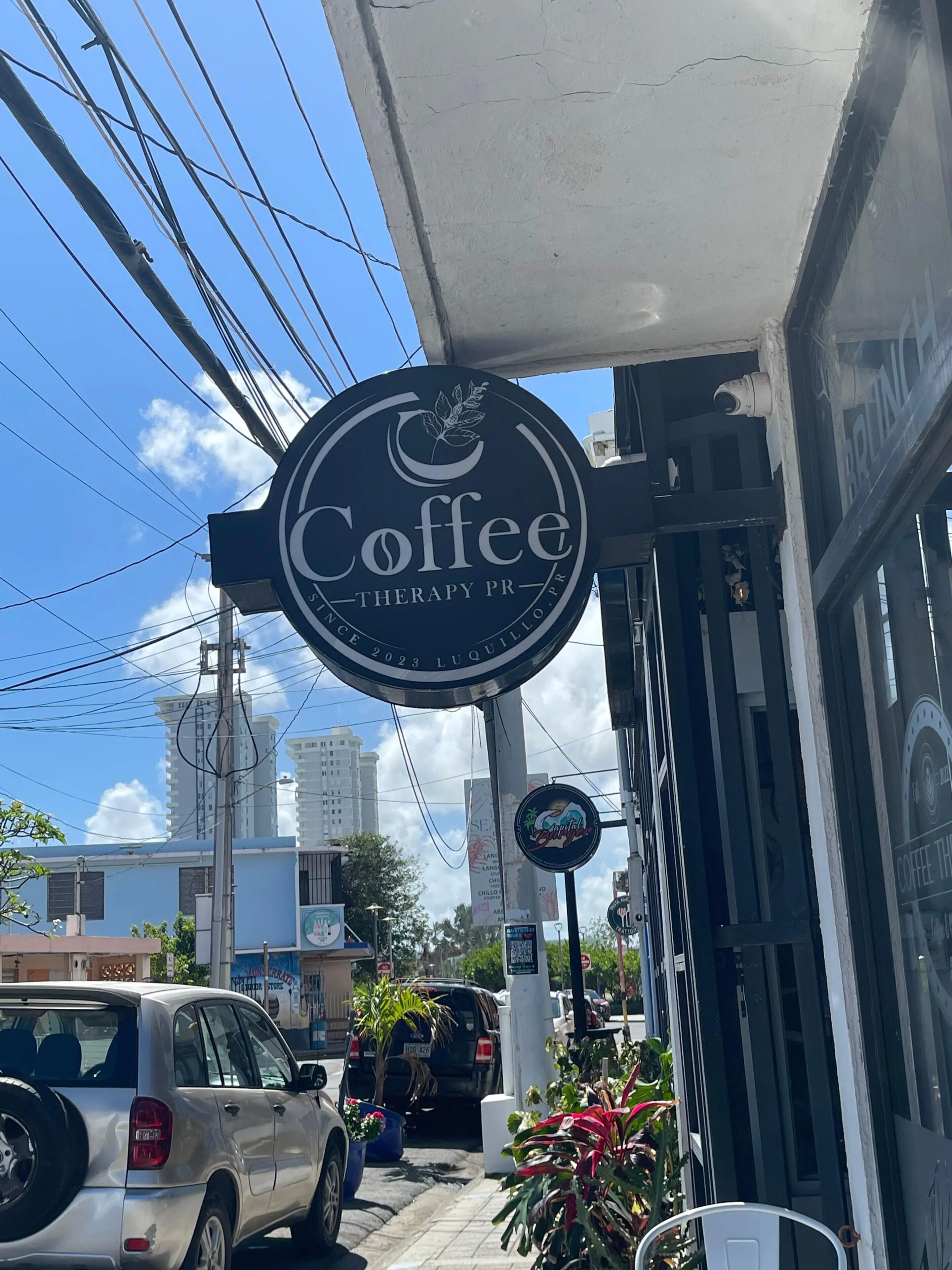 Ein Schild für ein Café mit Logo und Schriftzug, das es als Therapiezentrum kennzeichnet.