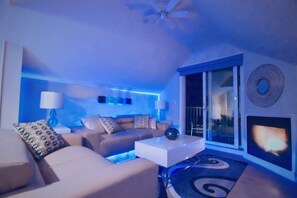 Smart TV, chimenea y estéreo 