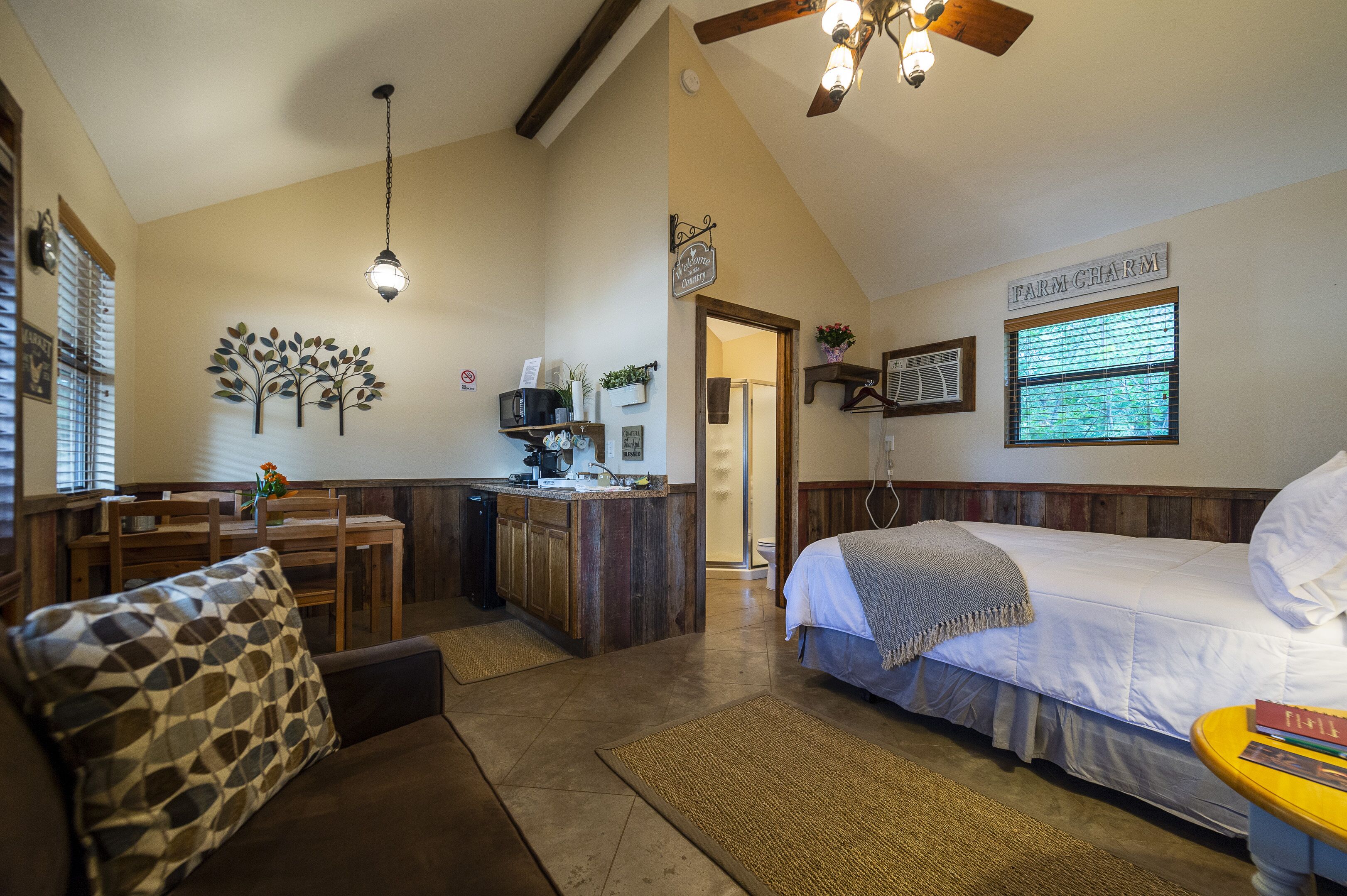 Pet Friendly Cabin 4 - 15 minutes from Magnolia and Baylor