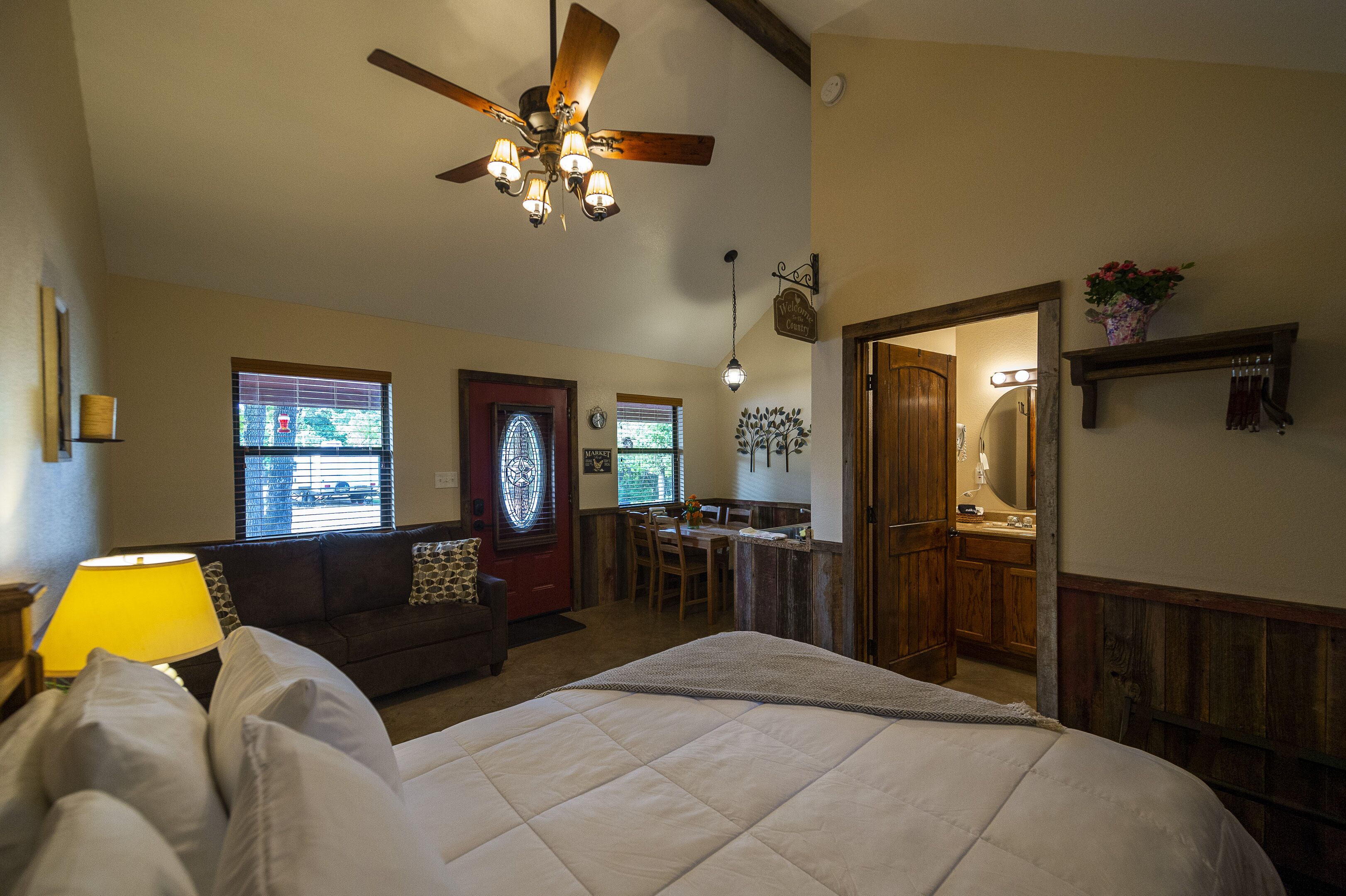 Pet Friendly Cabin 4 - 15 minutes from Magnolia and Baylor